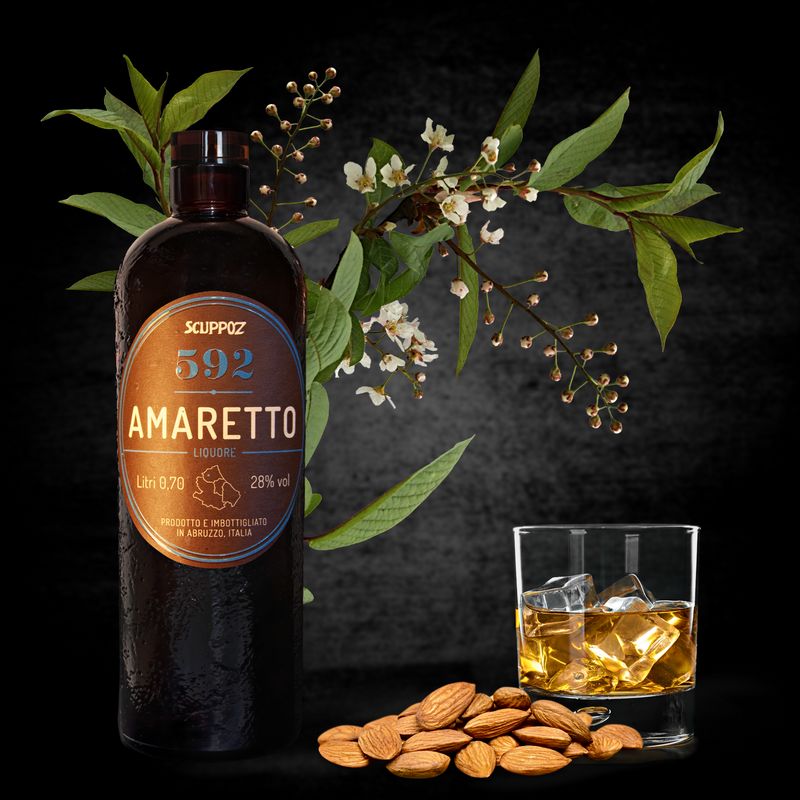 still life bottiglia di Amaretto 592 Scuppoz liquore a base di erbe e mandorle amare in Abruzzo con bicchiere e ghiaccio